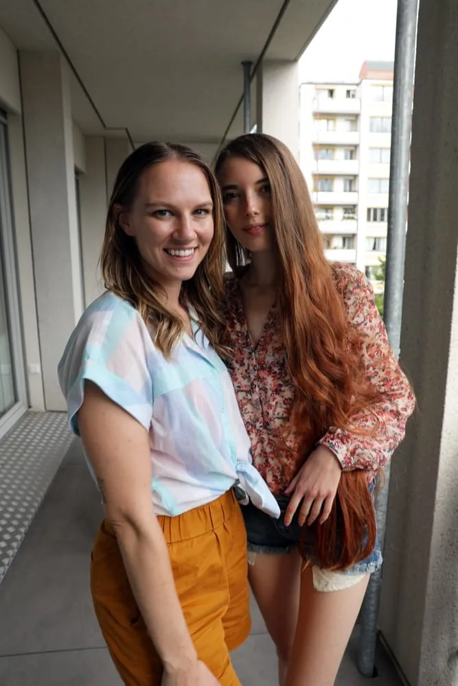 Kiara và Emily J khoe thân hình mảnh mai khi vui đùa cùng đồ chơi
