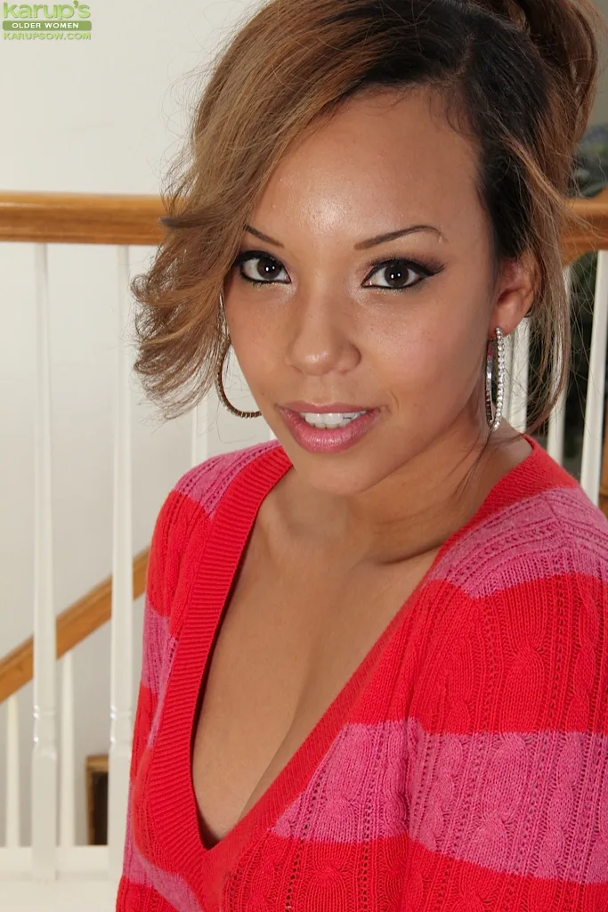 Màn lột đồ quyến rũ của MILF da ngăm Stacy Welch