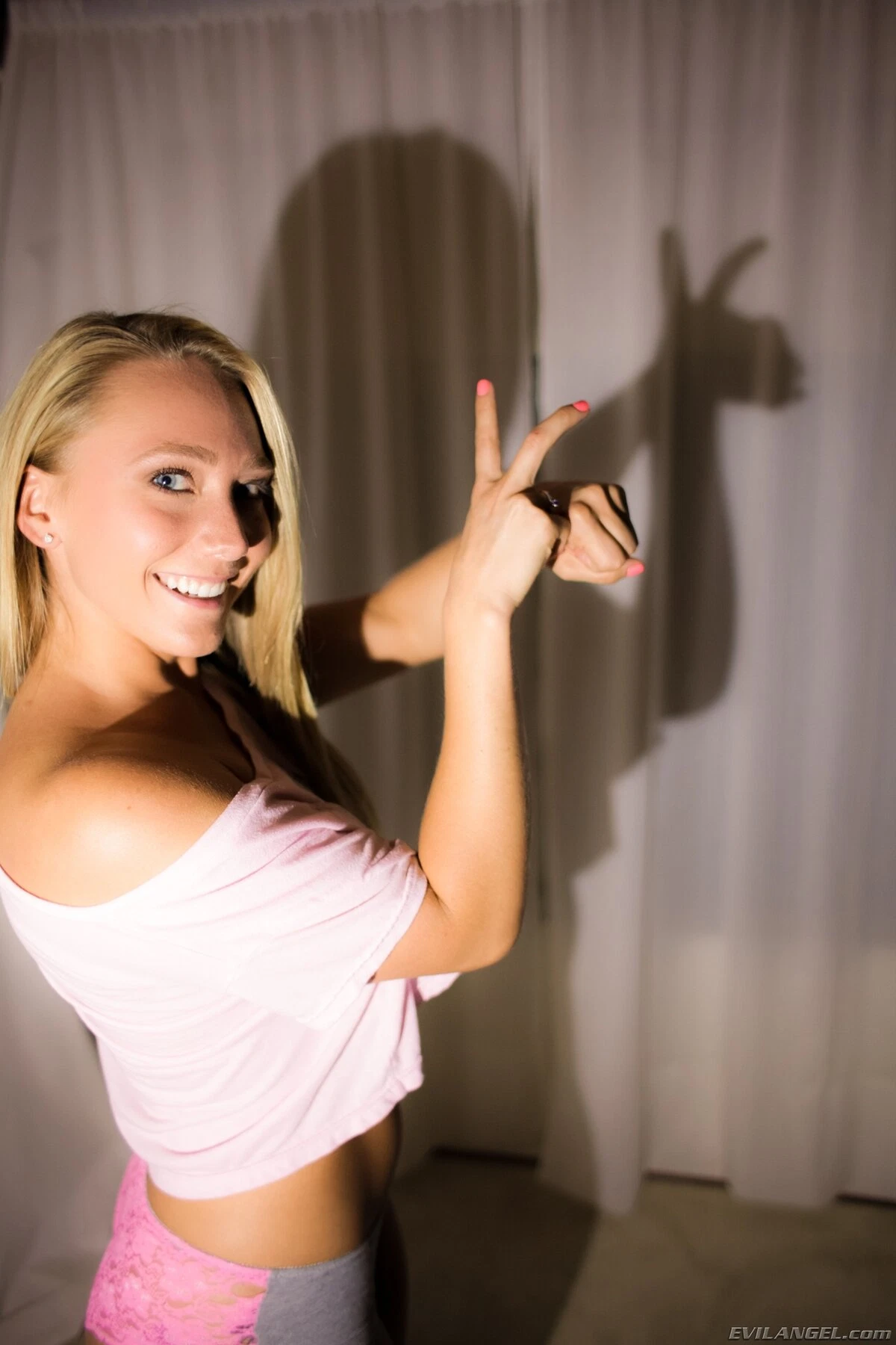 AJ Applegate chia sẻ giấc mơ bị kẻ lạ đột nhập nhà mình hiếp dâm